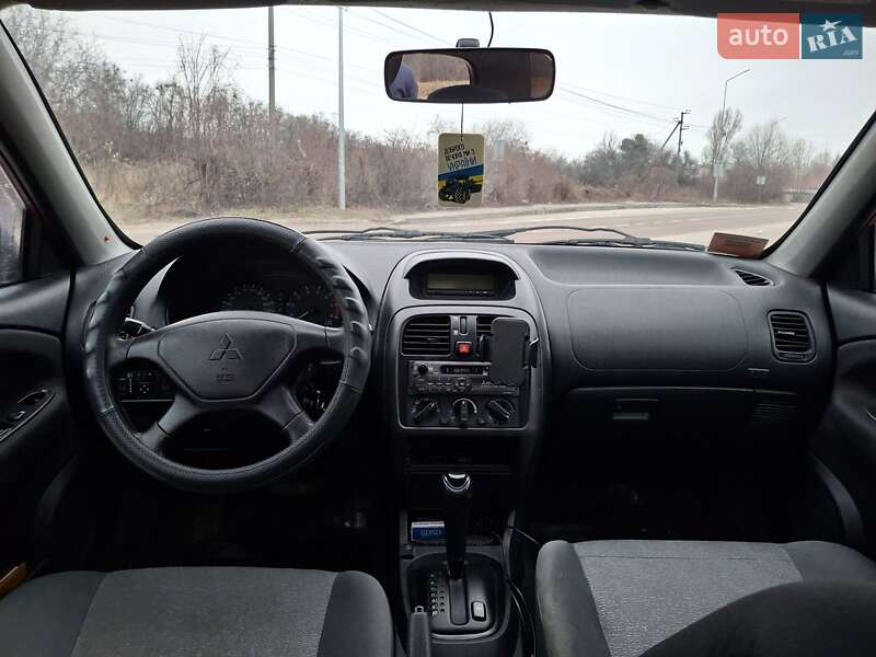 Седан Mitsubishi Carisma 2003 в Вышгороде