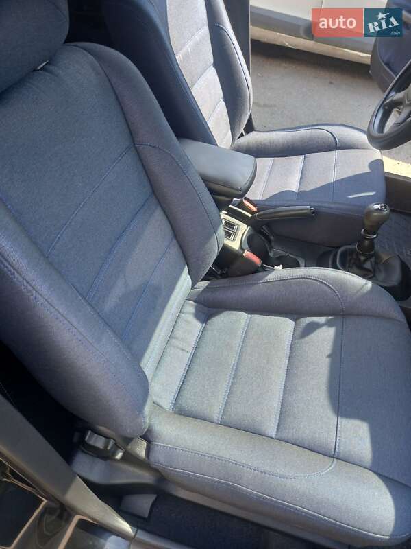 Седан Mitsubishi Carisma 2003 в Днепре