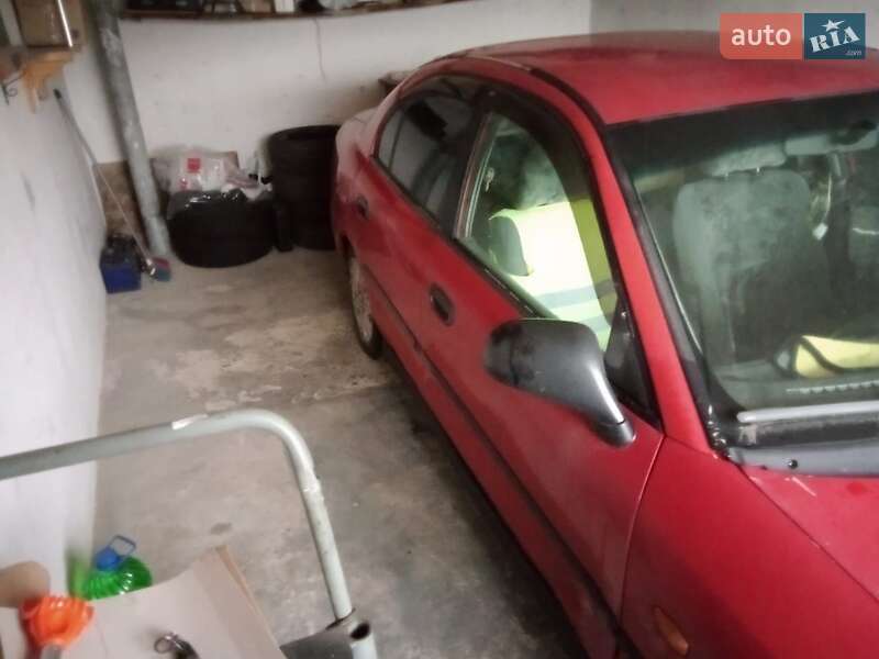 Лифтбек Mitsubishi Carisma 1998 в Черновцах