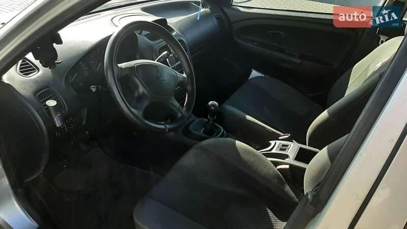 Седан Mitsubishi Carisma 2002 в Киеве