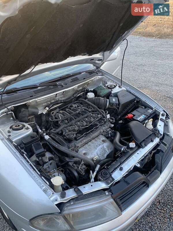 Седан Mitsubishi Carisma 2002 в Ровно