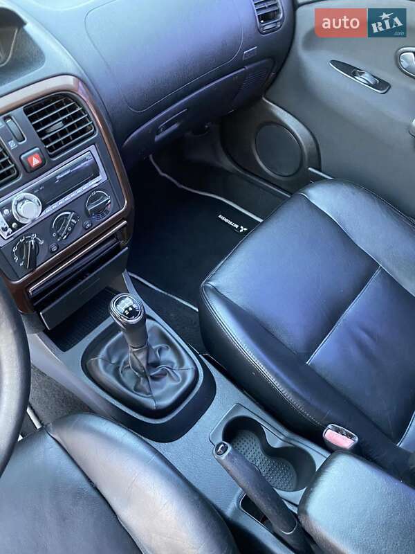 Седан Mitsubishi Carisma 2002 в Ровно