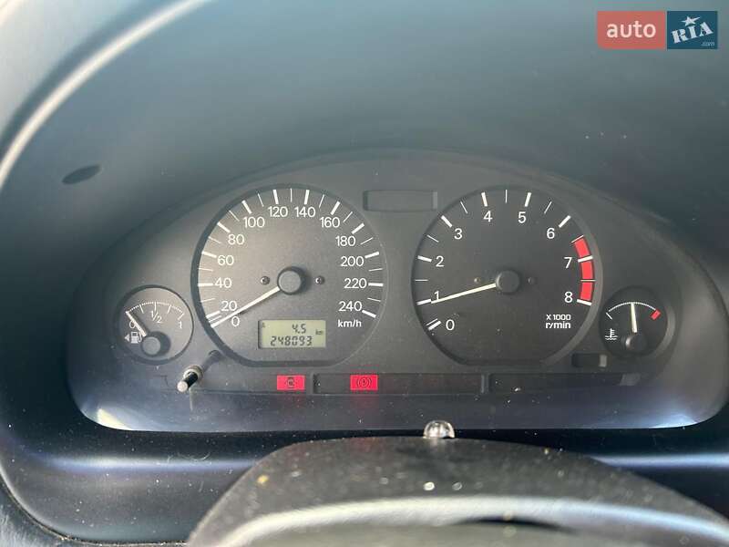 Седан Mitsubishi Carisma 2002 в Борщеві