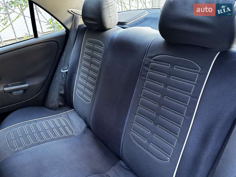 Седан Mitsubishi Carisma 2004 в Львове