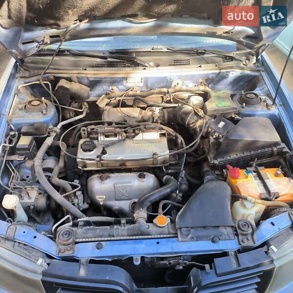 Седан Mitsubishi Carisma 2002 в Одесі