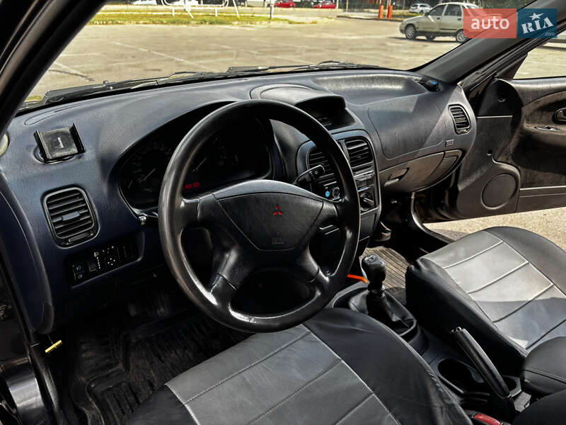 Седан Mitsubishi Carisma 2003 в Запорожье