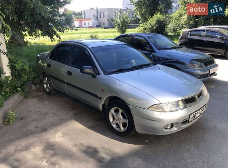 Седан Mitsubishi Carisma 1997 в Староконстантинове