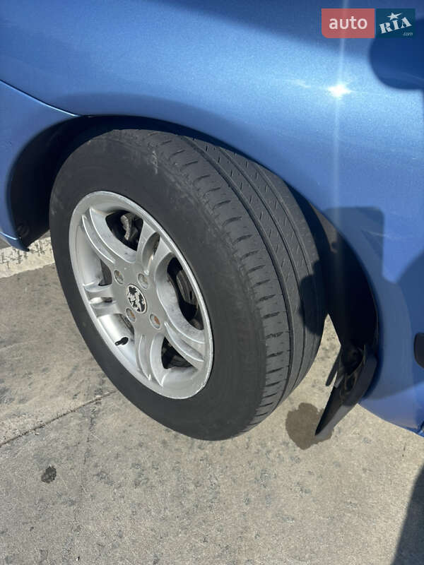 Лифтбек Mitsubishi Carisma 2001 в Синельниково