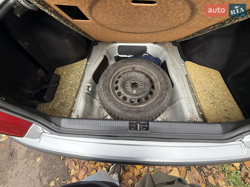 Седан Mitsubishi Carisma 2003 в Яготині