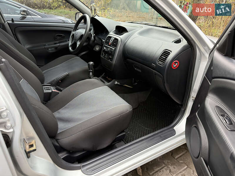 Седан Mitsubishi Carisma 2003 в Яготині