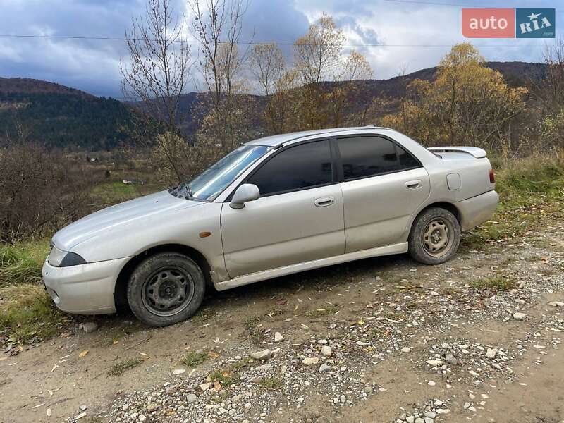 Седан Mitsubishi Carisma 1997 в Бориславе