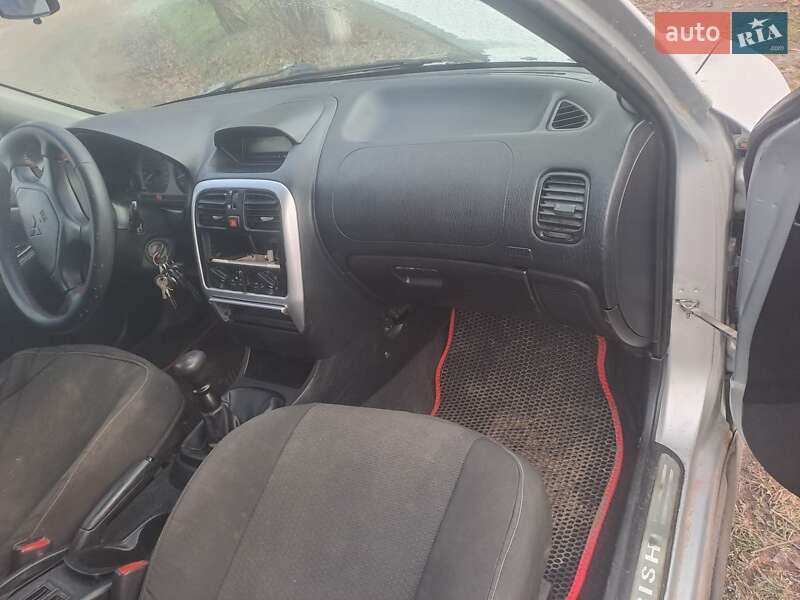 Седан Mitsubishi Carisma 2003 в Сумах