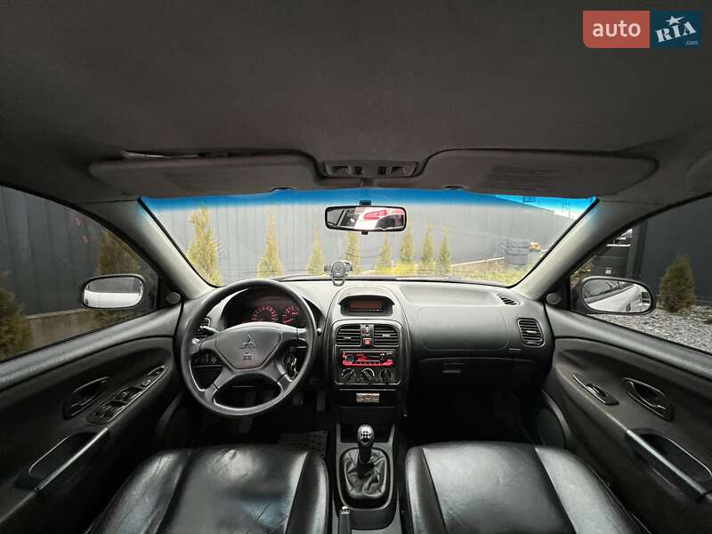 Седан Mitsubishi Carisma 2002 в Львові