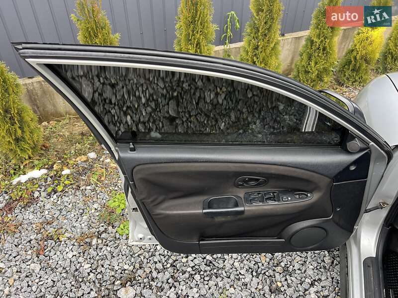 Седан Mitsubishi Carisma 2002 в Львові