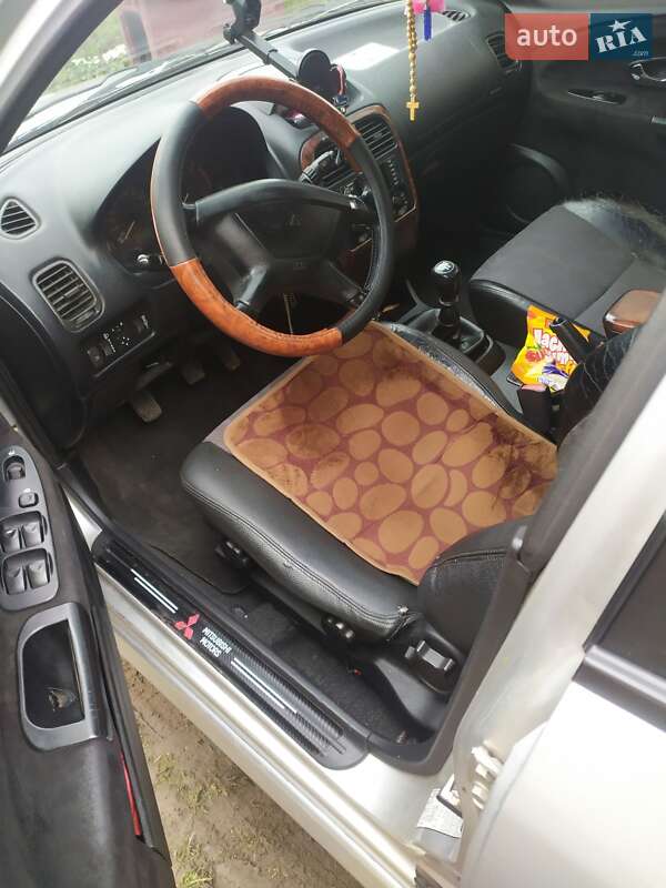 Ліфтбек Mitsubishi Carisma 2003 в Мостиській