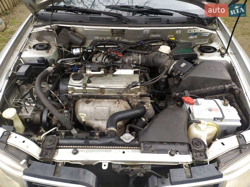 Ліфтбек Mitsubishi Carisma 2003 в Мостиській