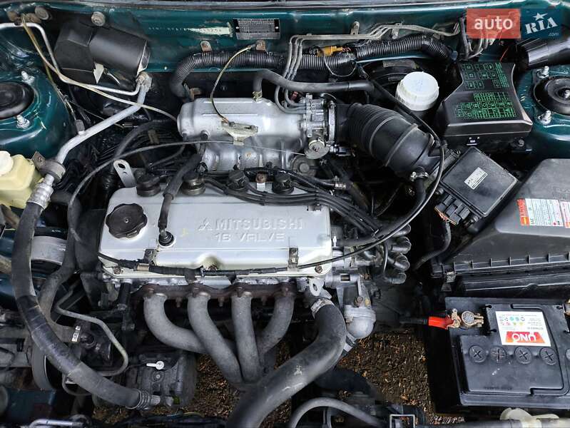 Ліфтбек Mitsubishi Carisma 1996 в Надвірній