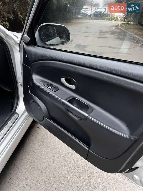 Седан Mitsubishi Carisma 2003 в Львове