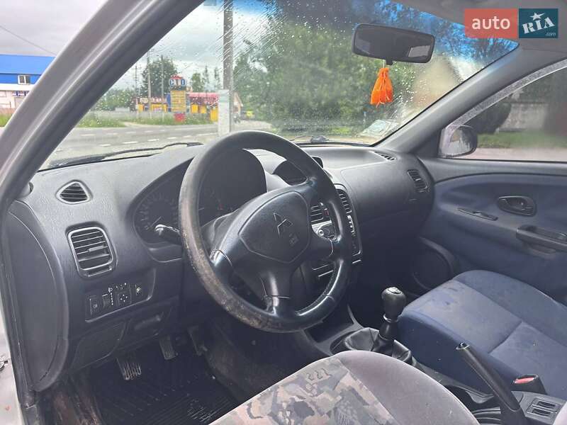 Седан Mitsubishi Carisma 2003 в Івано-Франківську