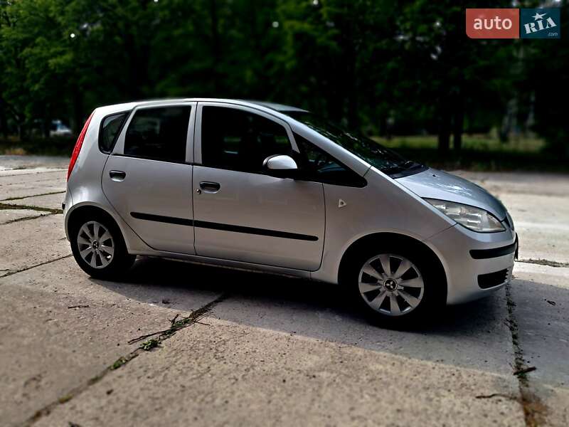 Хэтчбек Mitsubishi Colt 2005 в 