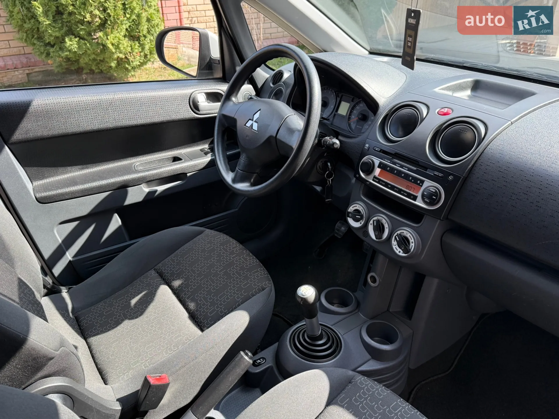 2010 Mitsubishi Colt - мініатюра 26