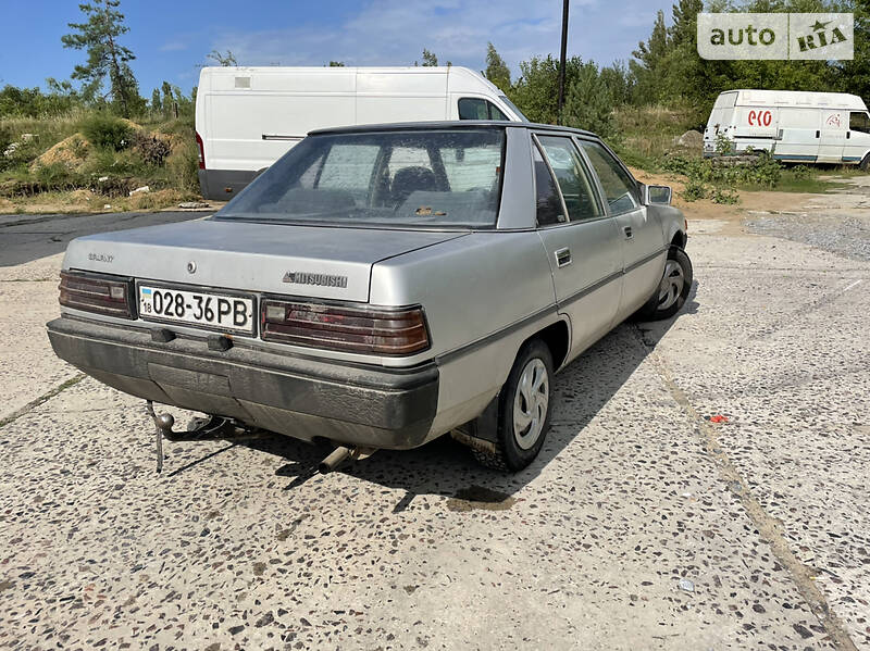 Седан Mitsubishi Galant 1988 в Вараше