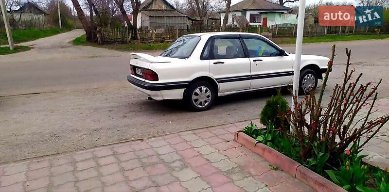 Седан Mitsubishi Galant 1988 в Саврани