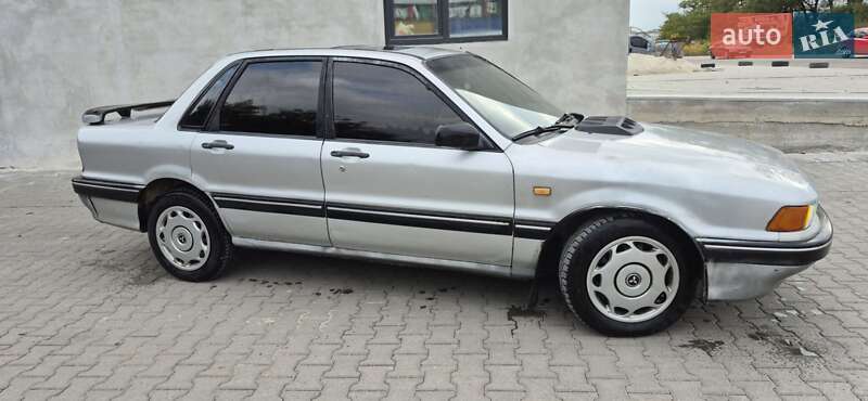 Седан Mitsubishi Galant 1988 в Тернополе