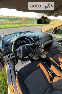 Минивэн Mitsubishi Grandis 2008 в 