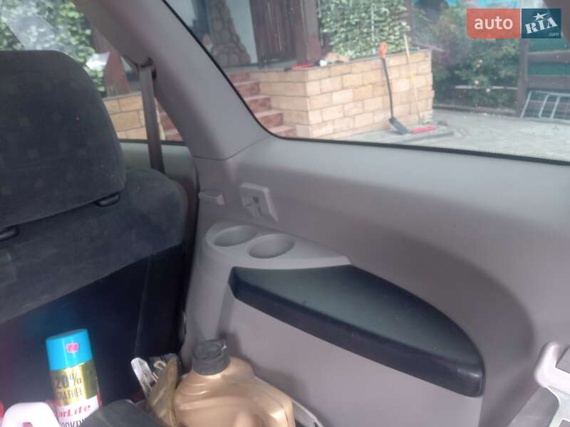 Минивэн Mitsubishi Grandis 2004 в Кременце