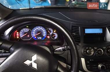 Минивэн Mitsubishi Grandis 2008 в 