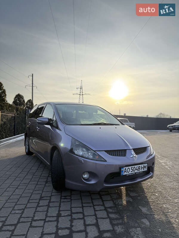 Минивэн Mitsubishi Grandis 2004 в Долине