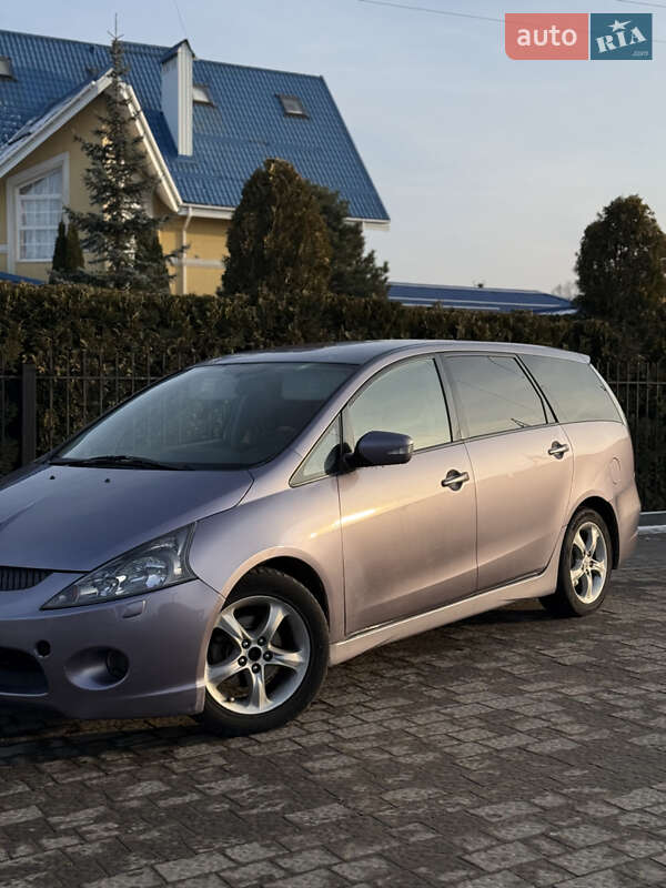 Минивэн Mitsubishi Grandis 2004 в Долине
