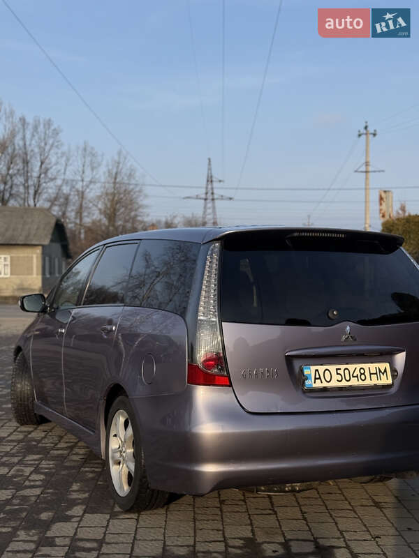 Минивэн Mitsubishi Grandis 2004 в Долине