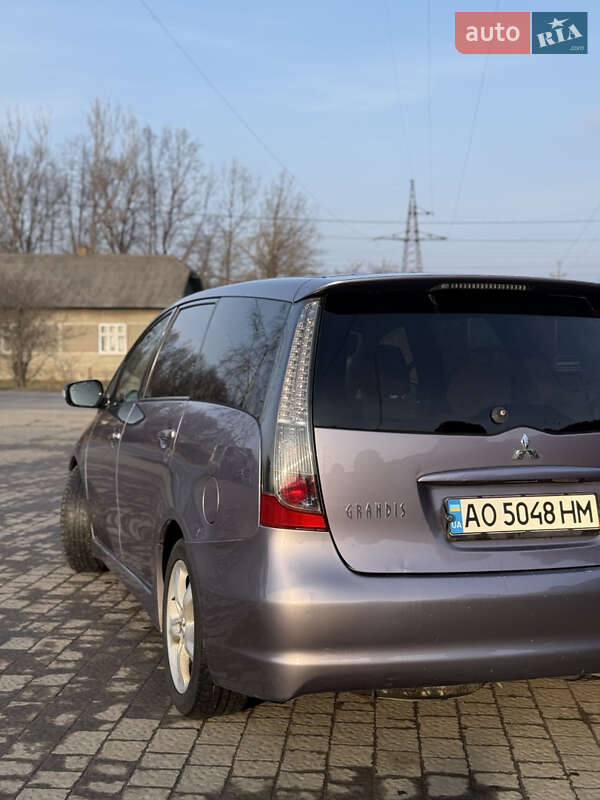 Минивэн Mitsubishi Grandis 2004 в Долине