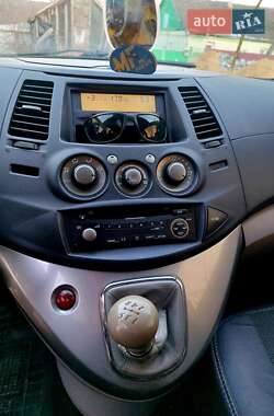 Минивэн Mitsubishi Grandis 2004 в 