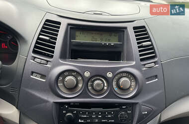 Минивэн Mitsubishi Grandis 2006 в 