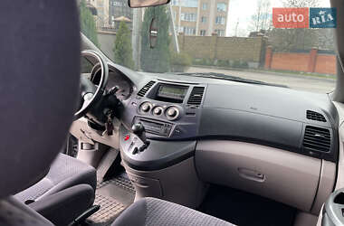Минивэн Mitsubishi Grandis 2006 в 