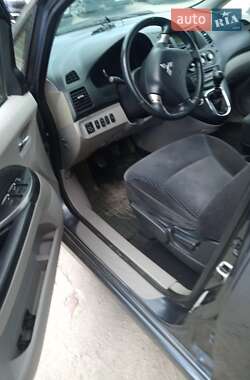 Минивэн Mitsubishi Grandis 2006 в 