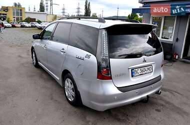Минивэн Mitsubishi Grandis 2004 в 