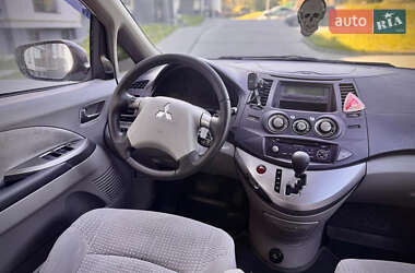 Минивэн Mitsubishi Grandis 2005 в 
