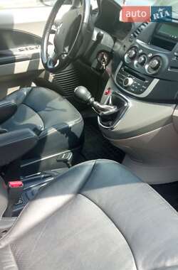 Мінівен Mitsubishi Grandis 2010 в 