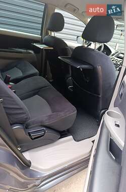 Минивэн Mitsubishi Grandis 2008 в 