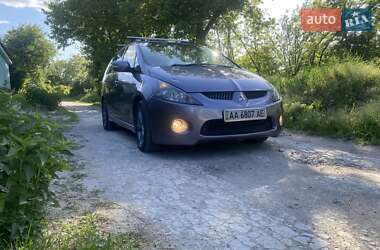 Минивэн Mitsubishi Grandis 2004 в 