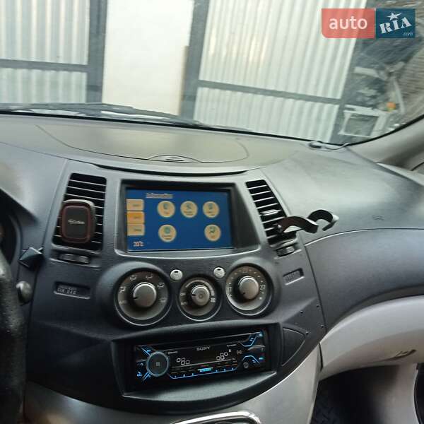 Минивэн Mitsubishi Grandis 2005 в Обертине