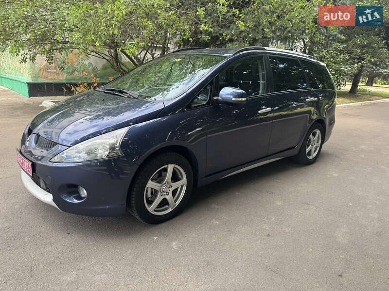 Минивэн Mitsubishi Grandis 2010 в 