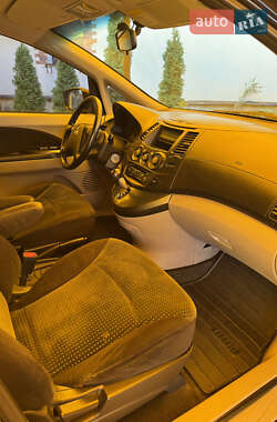 Минивэн Mitsubishi Grandis 2007 в 