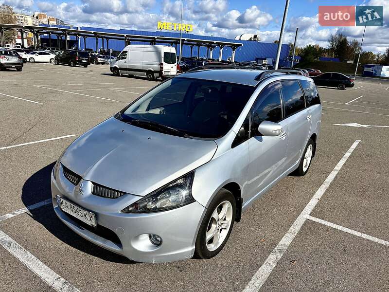 Минивэн Mitsubishi Grandis 2005 в 