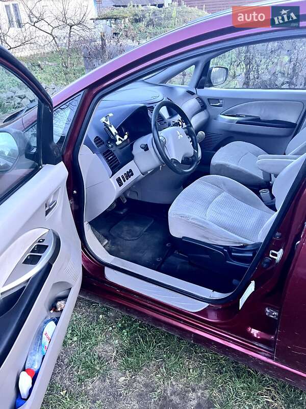 Минивэн Mitsubishi Grandis 2004 в Гатном фото 7 Минивэн Mitsubishi Grandis 2004 в Гатном