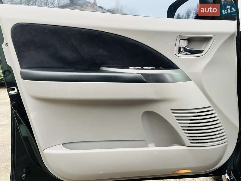 Мінівен Mitsubishi Grandis 2007 в Кам'янському